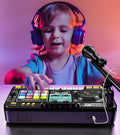 Ребёнок в наушниках с DJ-контроллером