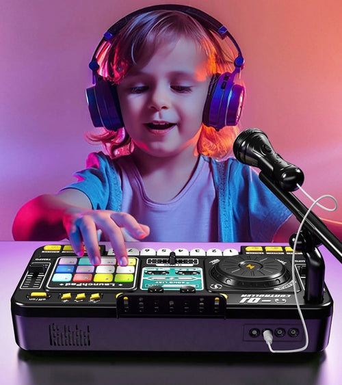 Ребёнок в наушниках с DJ-контроллером